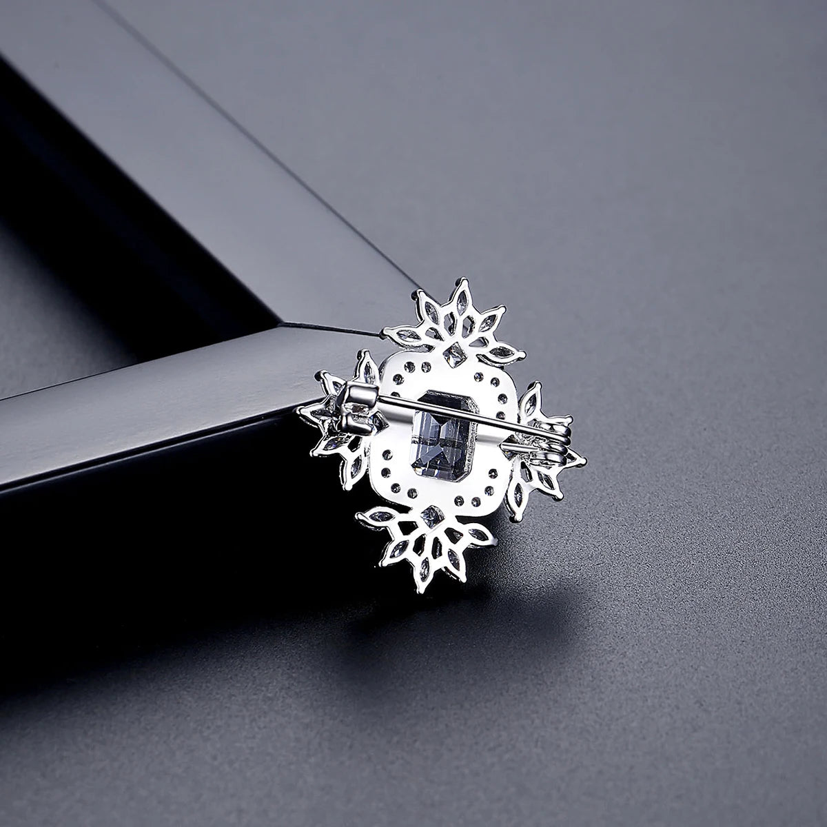 LUOTEEMI Big Emerald Cut Clear Zircon Stone Geometric Flower Brass Fashion Trendy Brooch for Sex Lady Teemi Brand