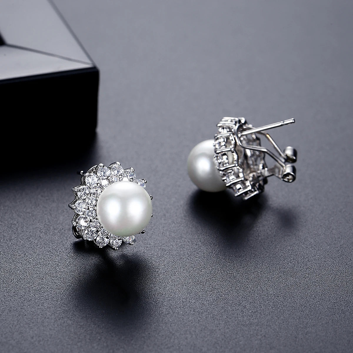 LUOTEEMI Wholesale Fashion Jewelry Wedding Rhodium Gold Plated Flower Shape Synthetic Pearl Women French Clip Stud Earrings