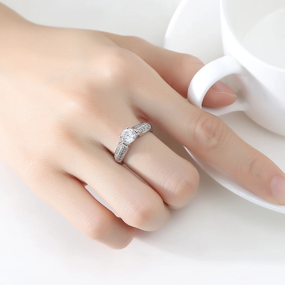 LUOTEEMI European Style 6mm 0.75ct Cubic Zirconia Diamond Engagement Women Girls Finger Ring