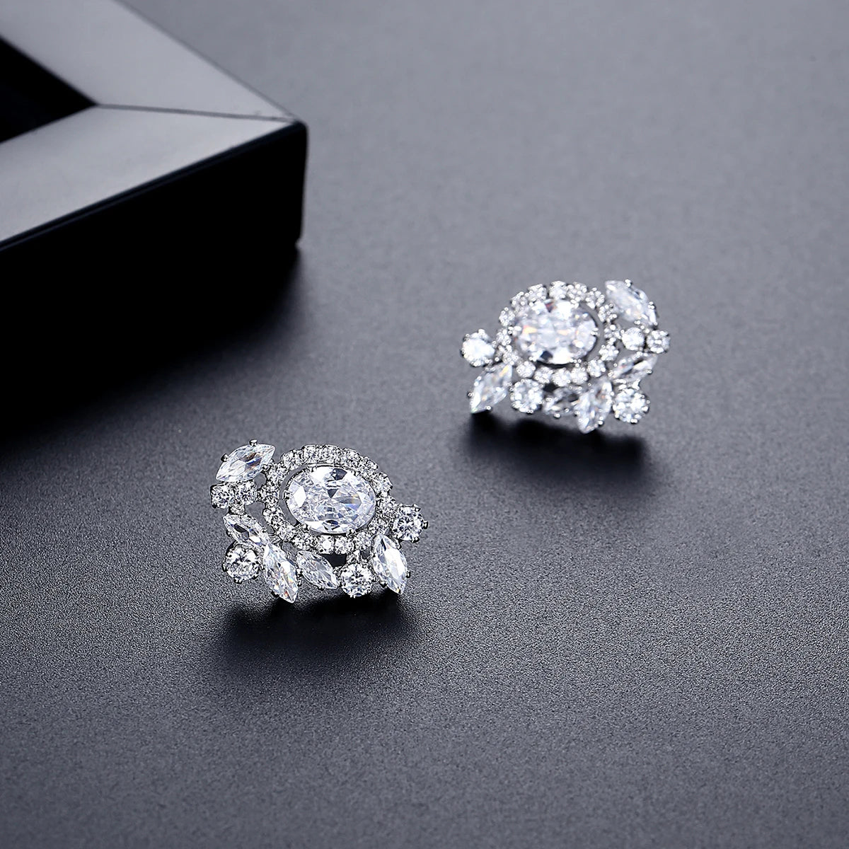 LUOTEEMI New Design Women Cubic Zirconia Vintage Flower Shape Stud Earrings Clear Zircon Ear Studs for Girls Party Gifts