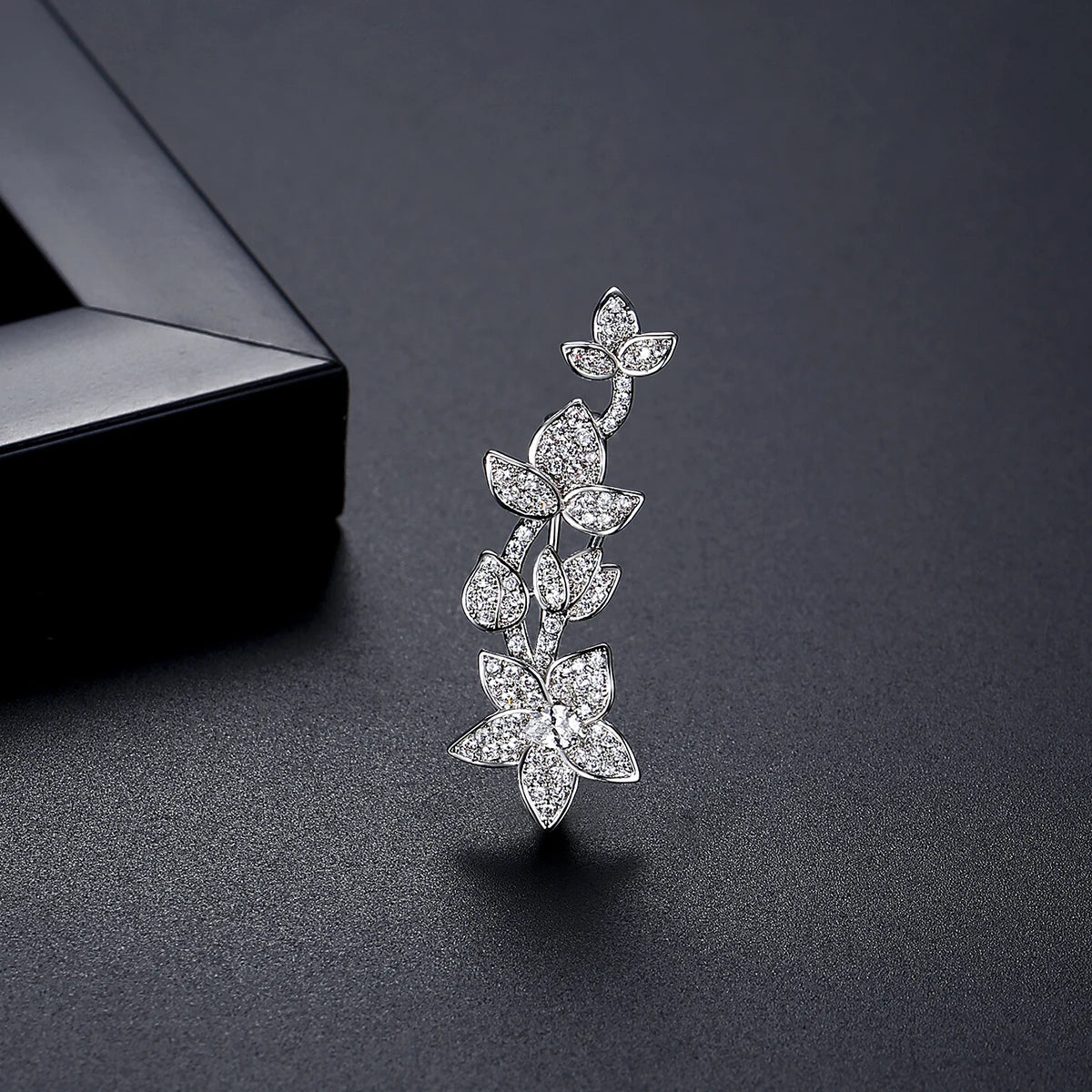 LUOTEEMI New Elegant Fashion Brass Copper Tiny Cubic Zirconia Girls Small CZ Brooches Flower Shape White Gold Color Brooch
