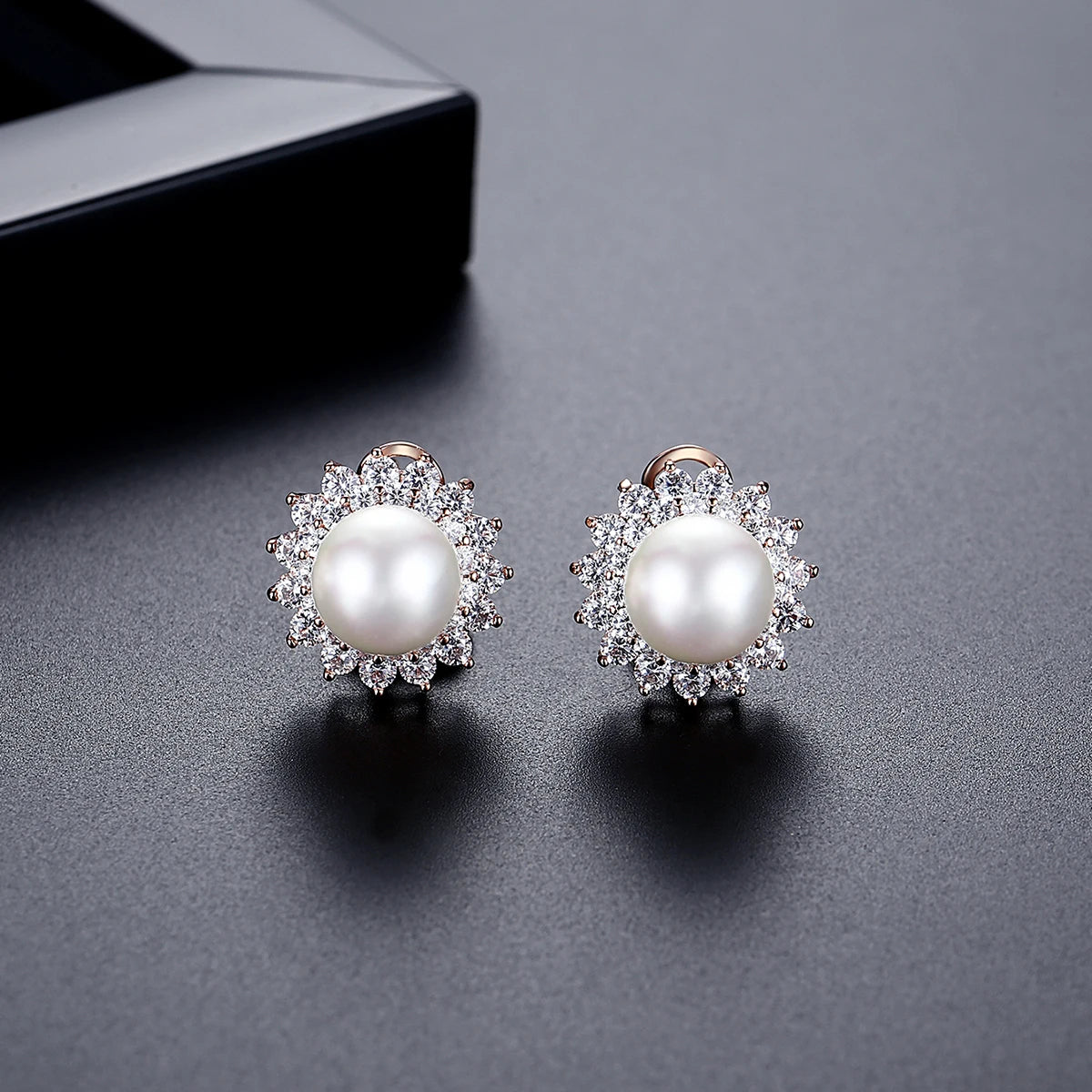 LUOTEEMI Wholesale Fashion Jewelry Wedding Rhodium Gold Plated Flower Shape Synthetic Pearl Women French Clip Stud Earrings