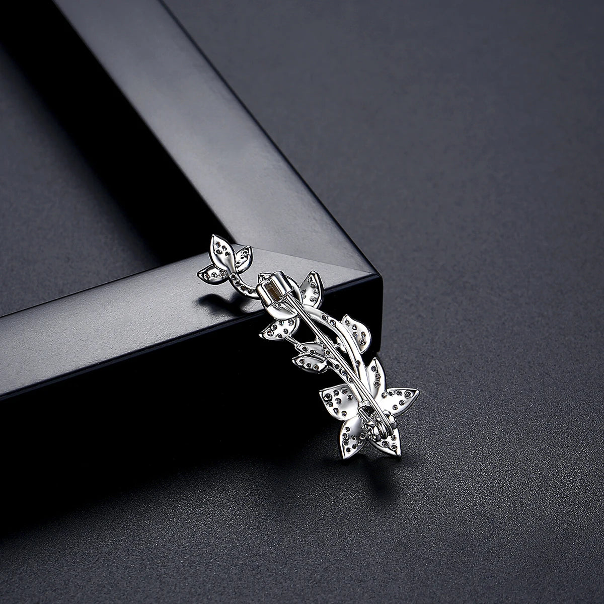 LUOTEEMI New Elegant Fashion Brass Copper Tiny Cubic Zirconia Girls Small CZ Brooches Flower Shape White Gold Color Brooch