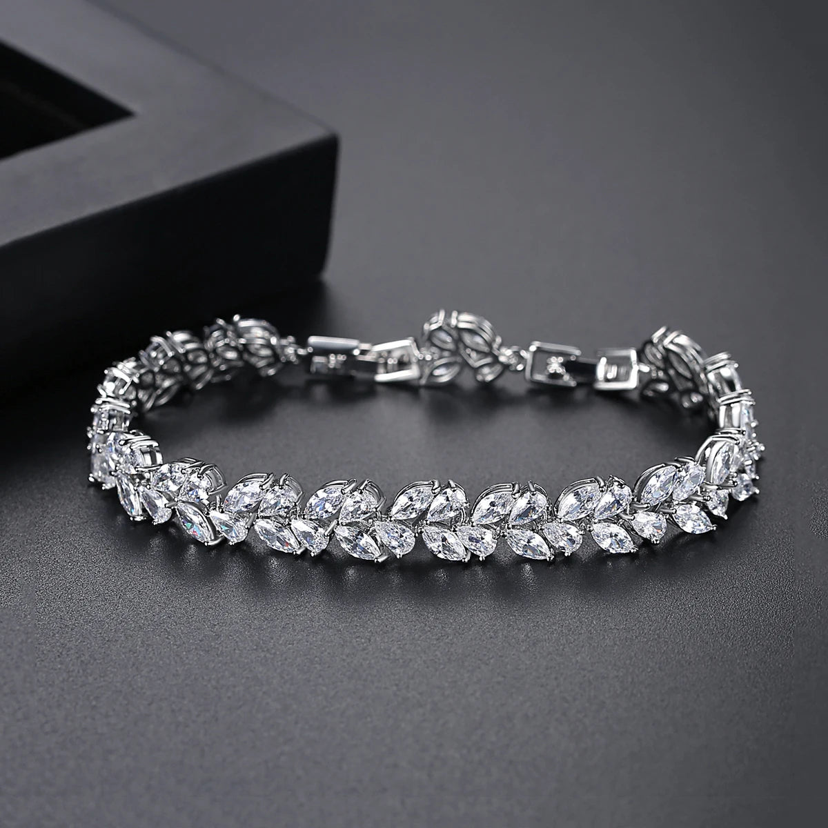Leaf Bracelet with Charms for Woman Girls Femmes Charms Adjustable Woman Accessories 2021 CZ Bracelet