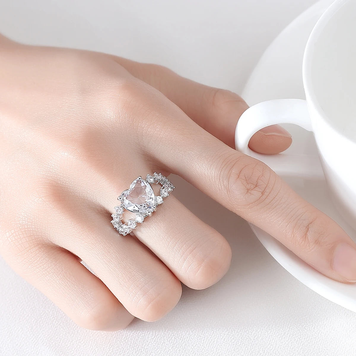 LUOTEEMI New Elegant High Quality Big Heart Crystal with Small Cubic Zirconia Girls Fashion Open Size Jewelry Big Finger Ring