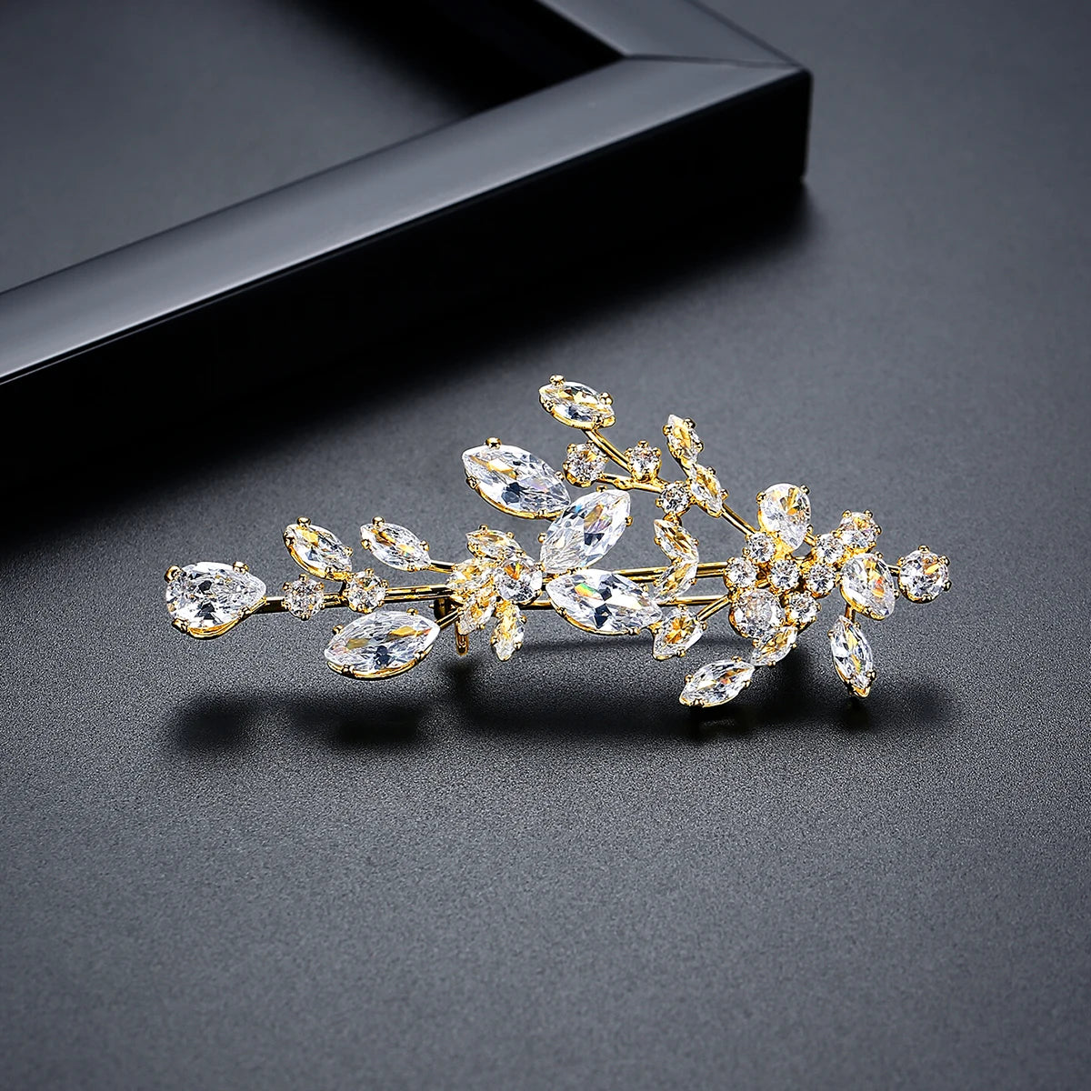 LUOTEEMI New Trendy Brass Parts Clear Zircon Jewelry Leaf Shape Women Brooch Pin Luxury Suits Matching Brooches