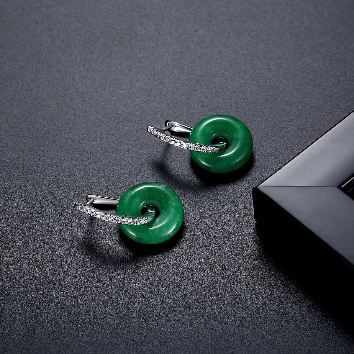 LUOTEEMI New Come Tiny CZ Zirconia Paved Huggie Clip on Earrings with Green Circle Round Jade Fashion Jewellery Women Earrings