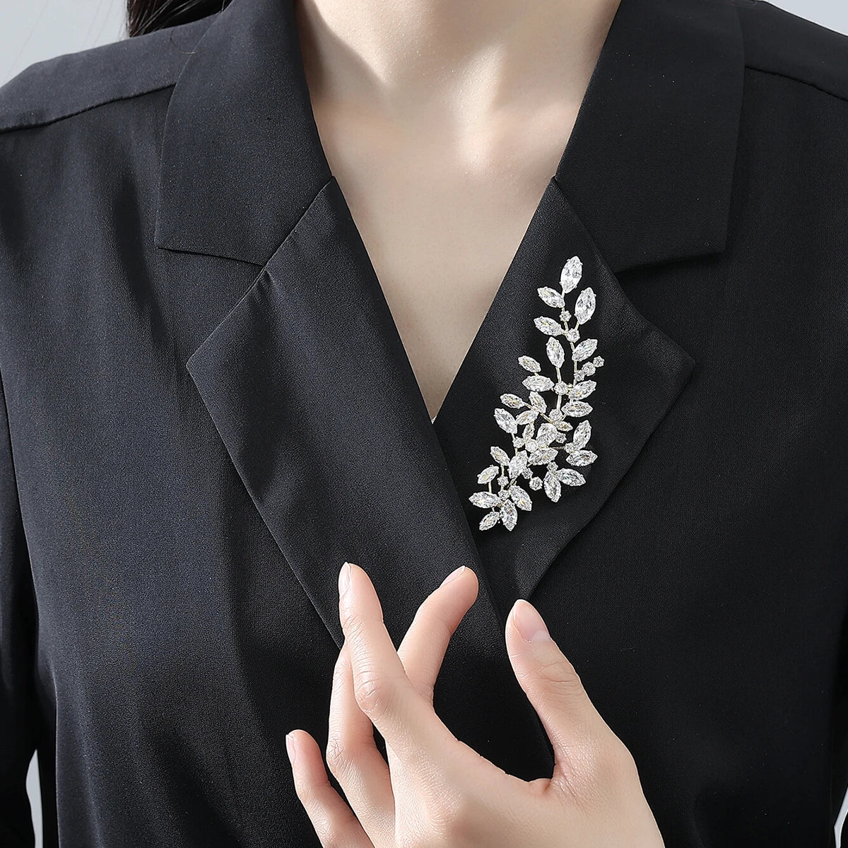 LUOTEEMI Clear Cubic Zirconia Leaves Shape Women Elegant Big Brooch White Gold Plated High Quality Jewellery for Women
