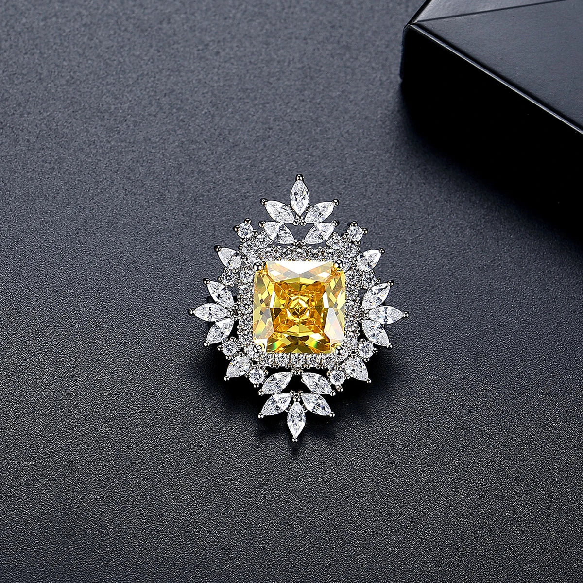 LUOTEEMI Luxury Bridal Elegant Yellow Emerald Cut Main Stone Clear Cubic Zirconia Jewelry Brooch White Gold Plated