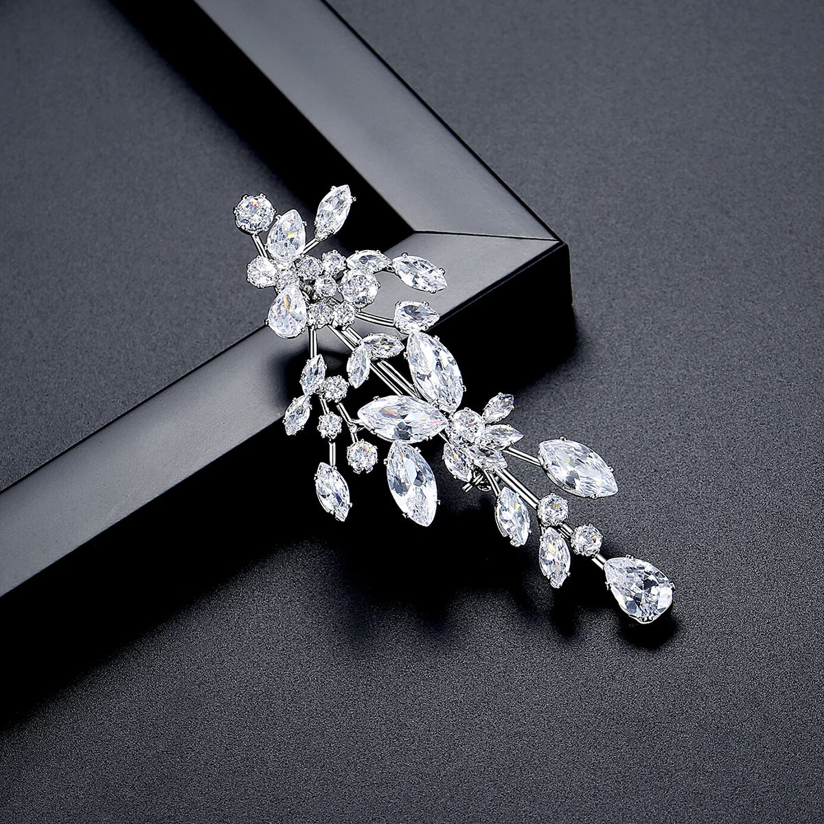 LUOTEEMI New Trendy Brass Parts Clear Zircon Jewelry Leaf Shape Women Brooch Pin Luxury Suits Matching Brooches