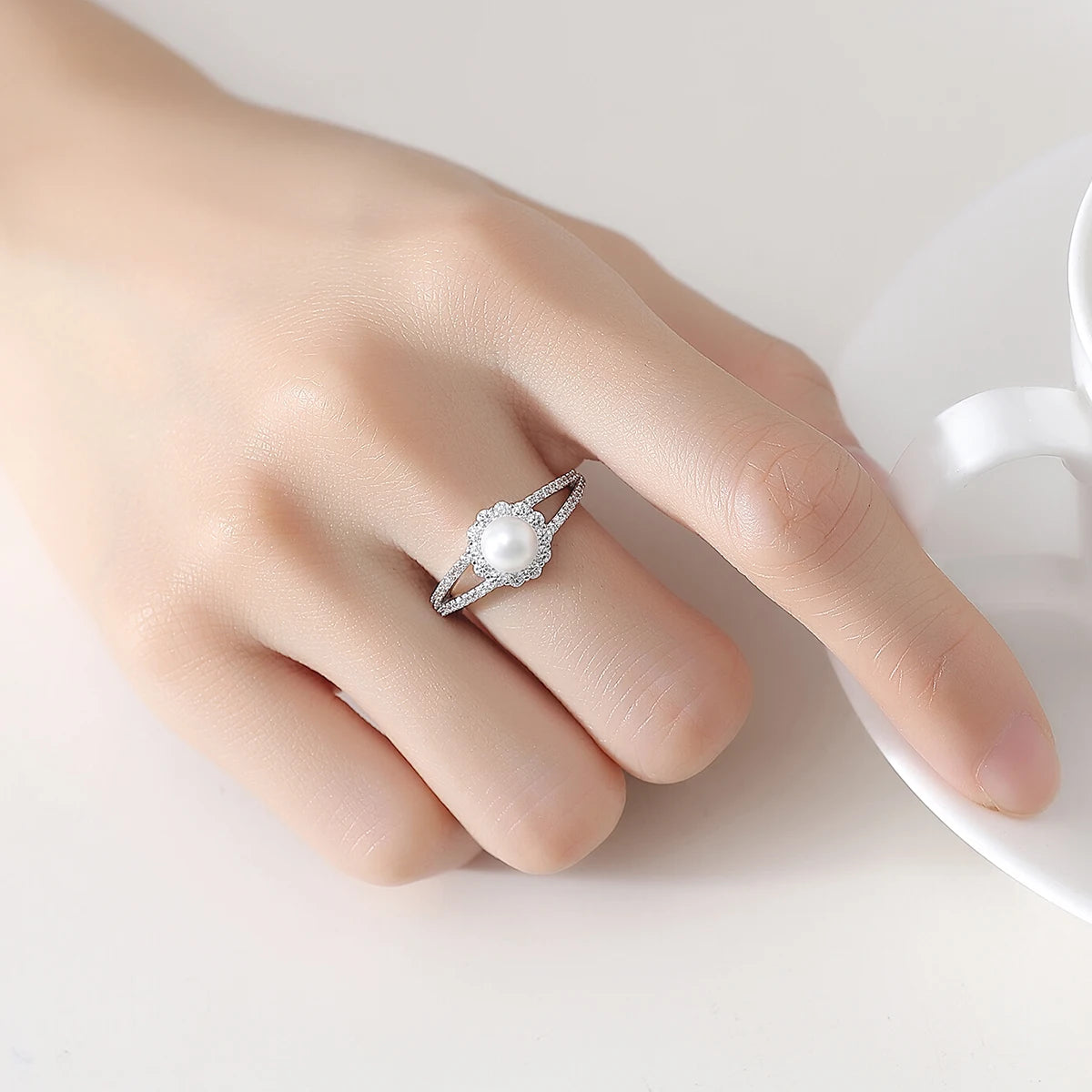 LUOTEEMI Vintage Girls Fashion Cubic Zirconia Flower Finger Ring White Pearl Trendy Jewelry Rings for Women Japanese Girls Gifts
