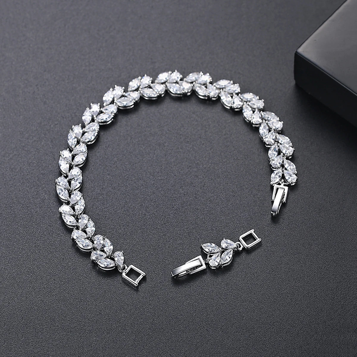 Leaf Bracelet with Charms for Woman Girls Femmes Charms Adjustable Woman Accessories 2021 CZ Bracelet