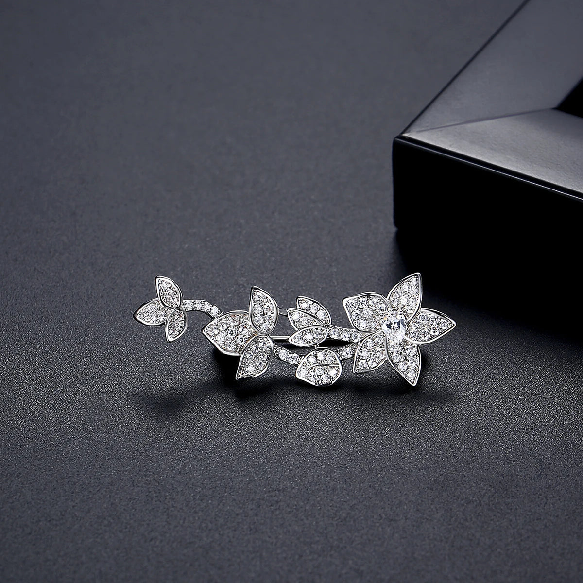 LUOTEEMI New Elegant Fashion Brass Copper Tiny Cubic Zirconia Girls Small CZ Brooches Flower Shape White Gold Color Brooch