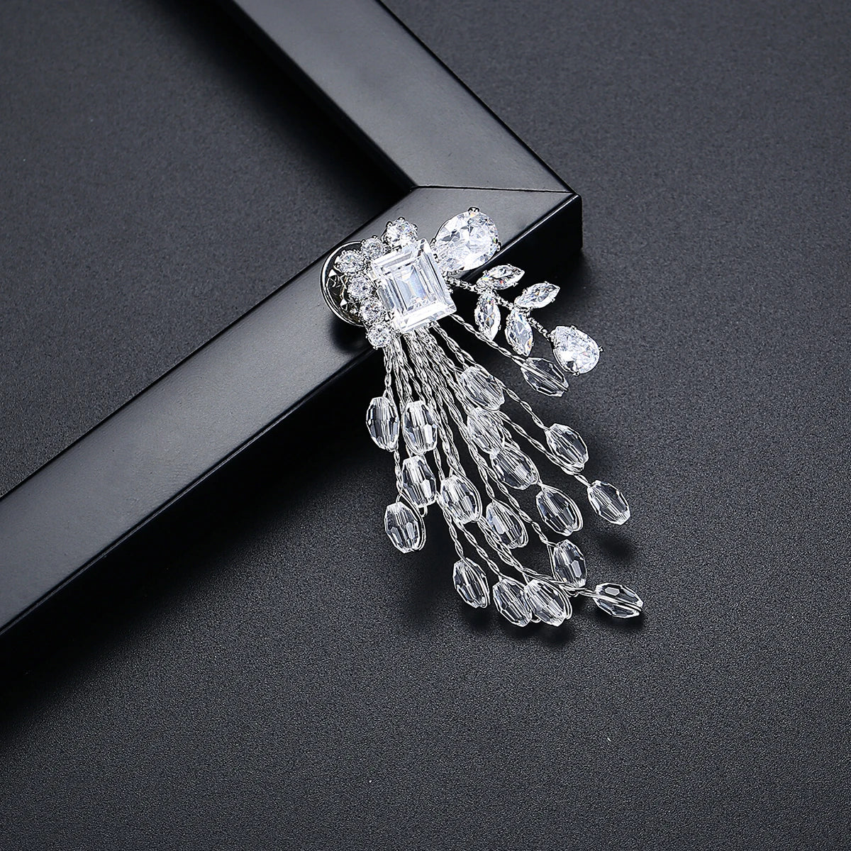 LUOTEEMI New Fashion Elegant Women Fireworks Flower Clear Zircon and Crystal Beads White Gold Rhodium Plated Brooch for Women