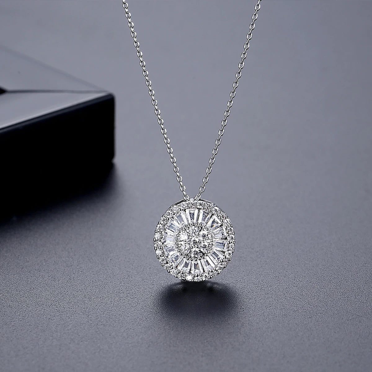 LUOTEEMI Round Disc Fashion Chain Link Jewelry Pendant Necklace Cubic Zirconia Rhodium Plated Necklaces for Women